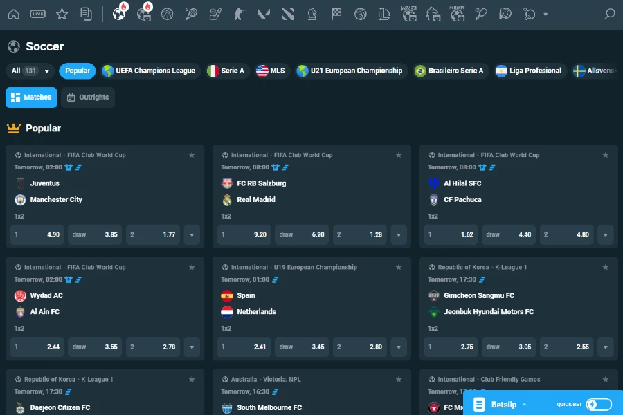 CoinPoker futbol bahis lobisinden, canlı veya gelecekteki maçlar için çeşitli etkinlikleri ve bahis seçeneklerini gösteren bir ekran görüntüsü.